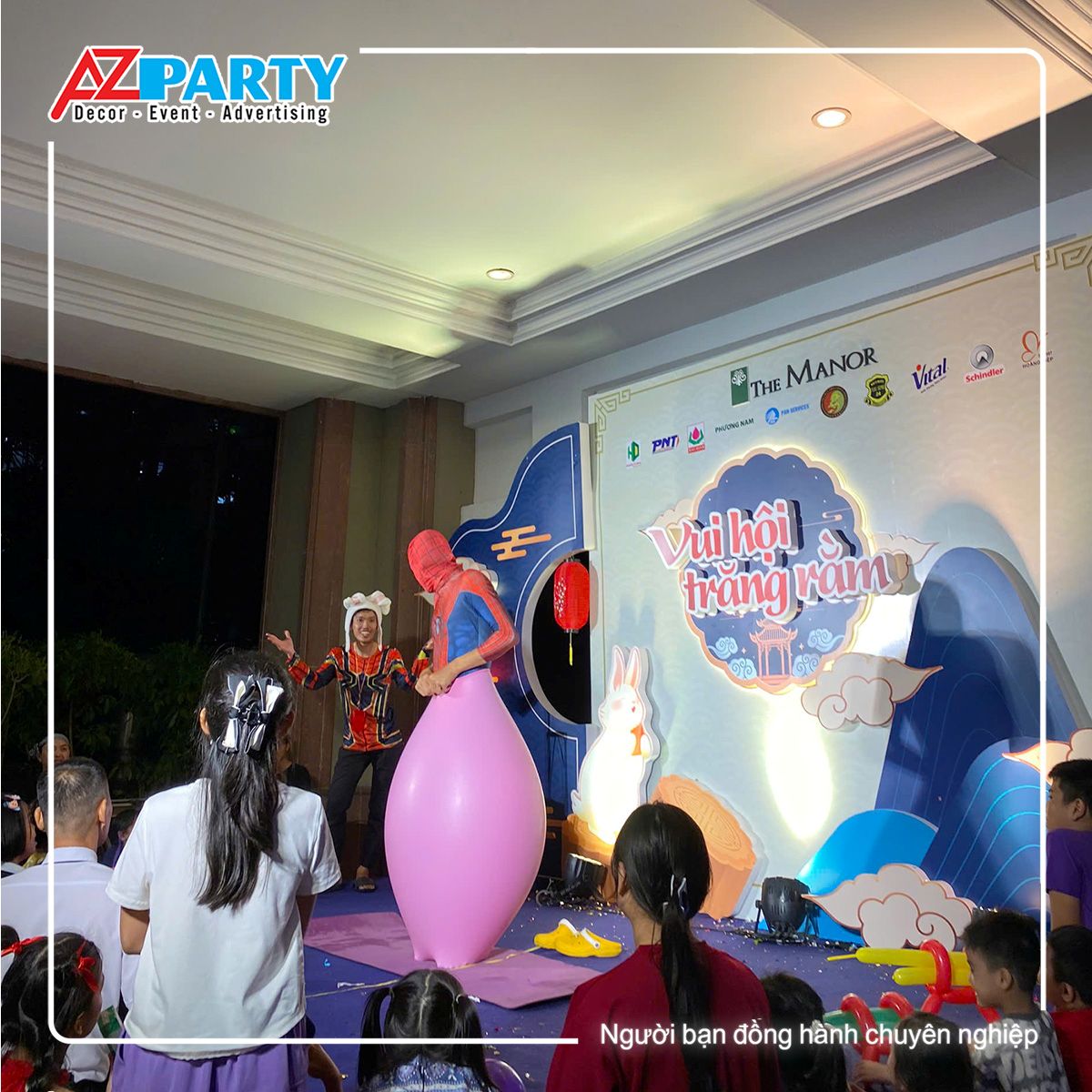 Spiderman chui vào trong quả bóng khí