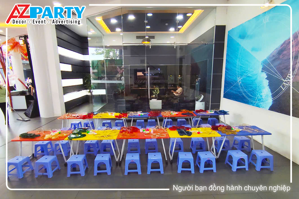 khu vực làm lòng đèn trung thu, có bàn và ghế 