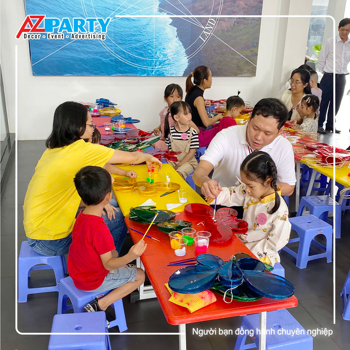 ba mẹ cùng các bé thiếu nhi làm lồng đèn