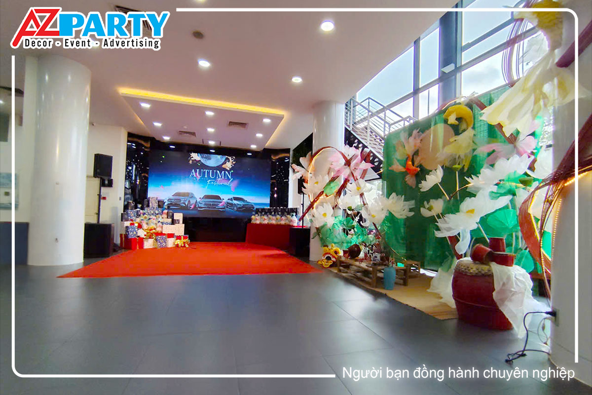 toàn cảnh không gian tổ chức tiệc trung thu, gồm có tiểu cảnh, sân khấu, quà cho các em thiếu nhi