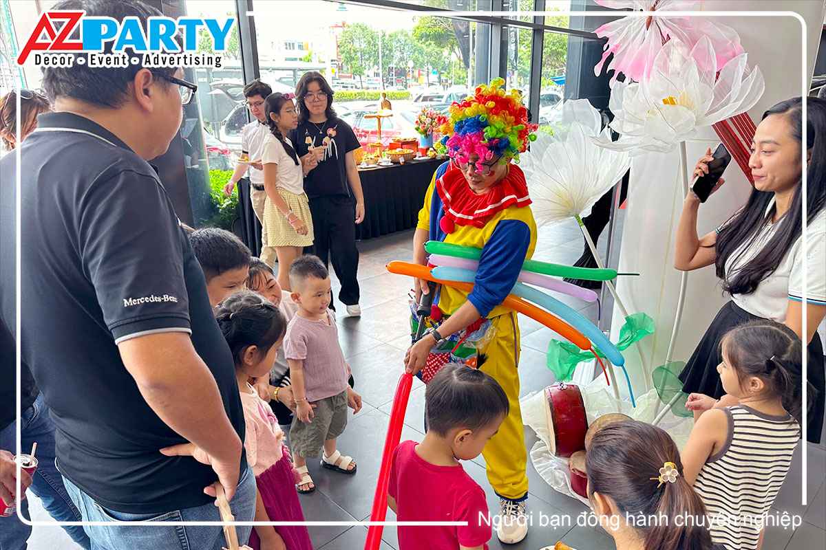 chú hề tạo hình bong bóng cho các em nhỏ