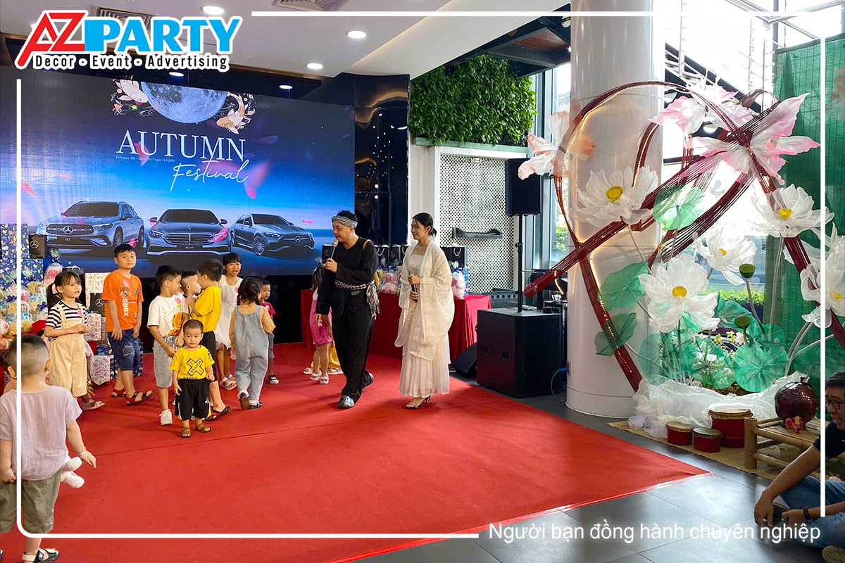 các em nhỏ lên sân khấu nhận quà 