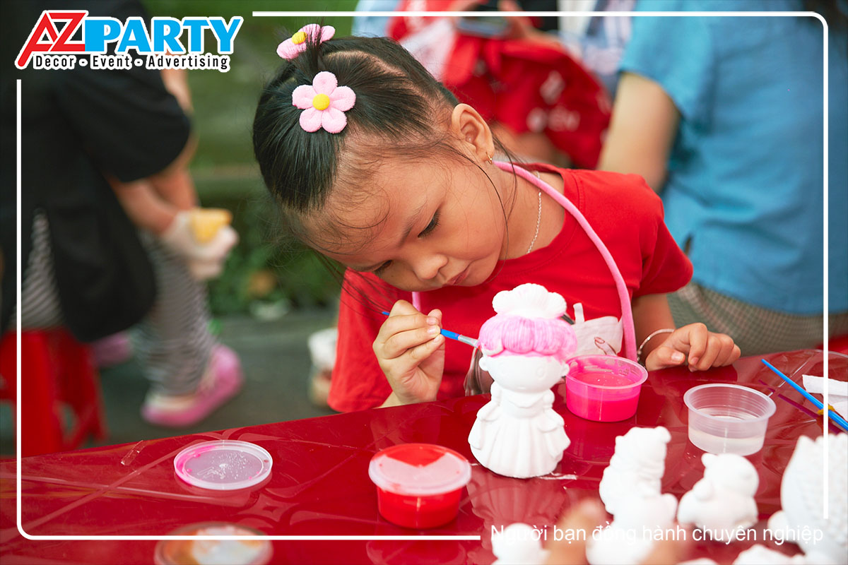 bé gái tô tượng