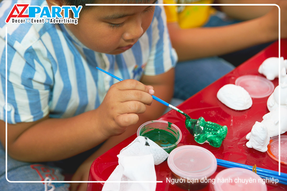 cận cảnh bé trai tô tượng