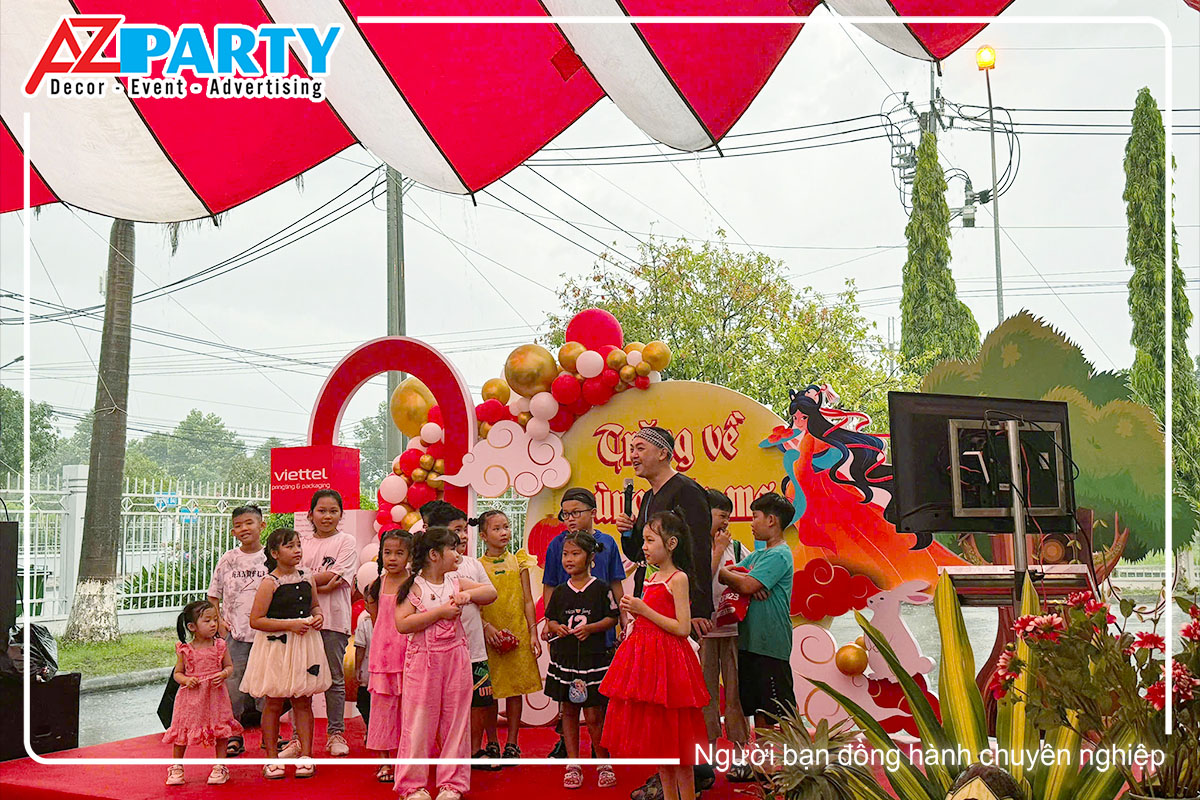 các bé thiếu nhi lên sân khấu tham gia trò chơi cùng chú Cuội