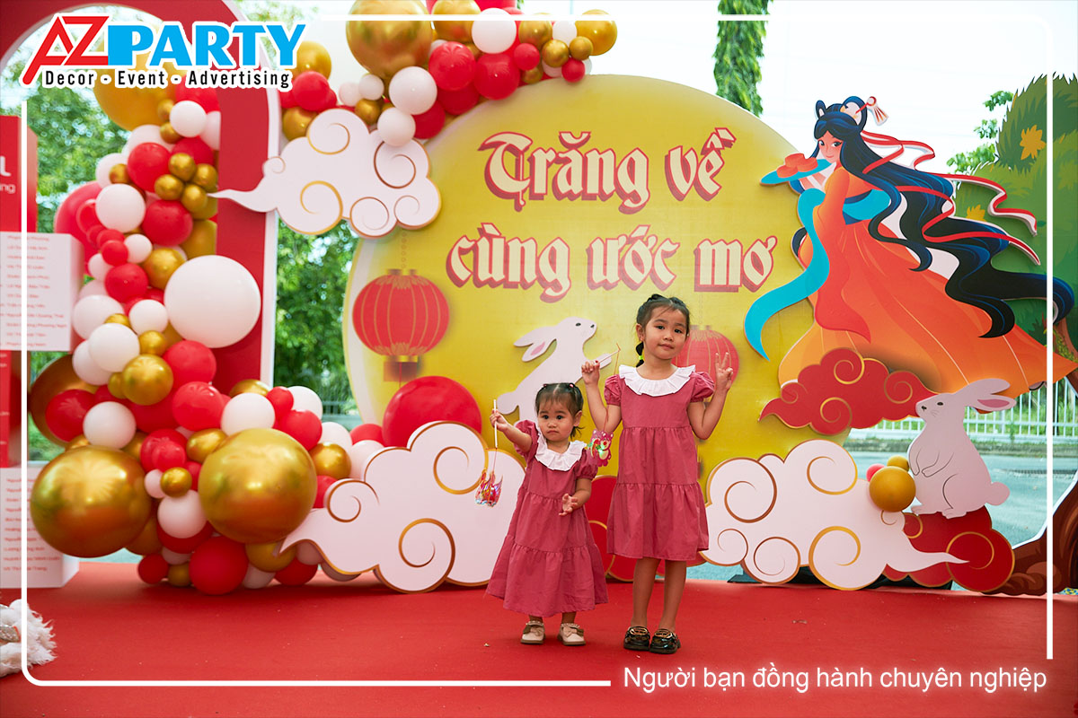 2 em bé check in trên sân khấu