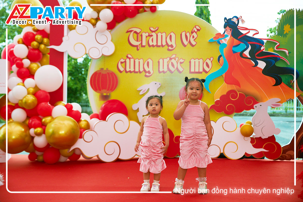 2 em bé khác check in trên sân khấu