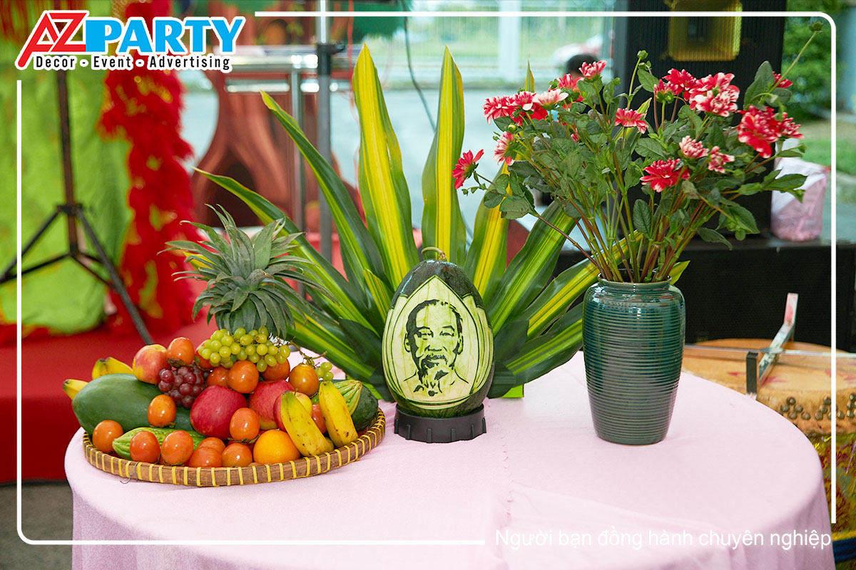 mâm trái cây, có trái dưa hấu khắc hình Bác Hồ ở chính giữa