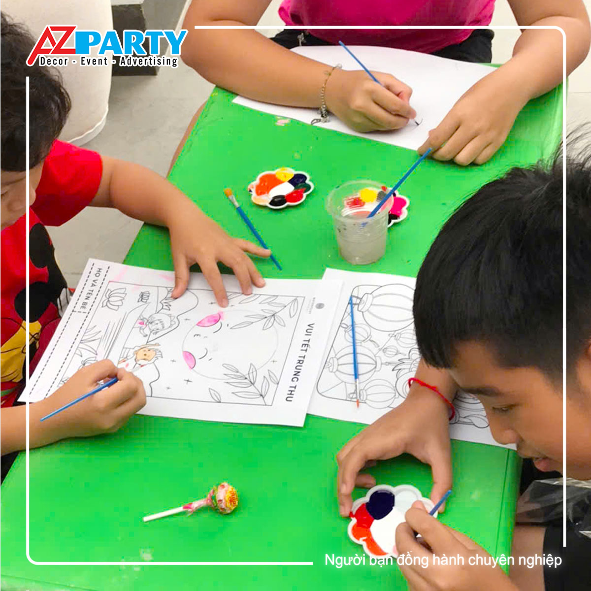 cận cảnh tô tranh của các bé