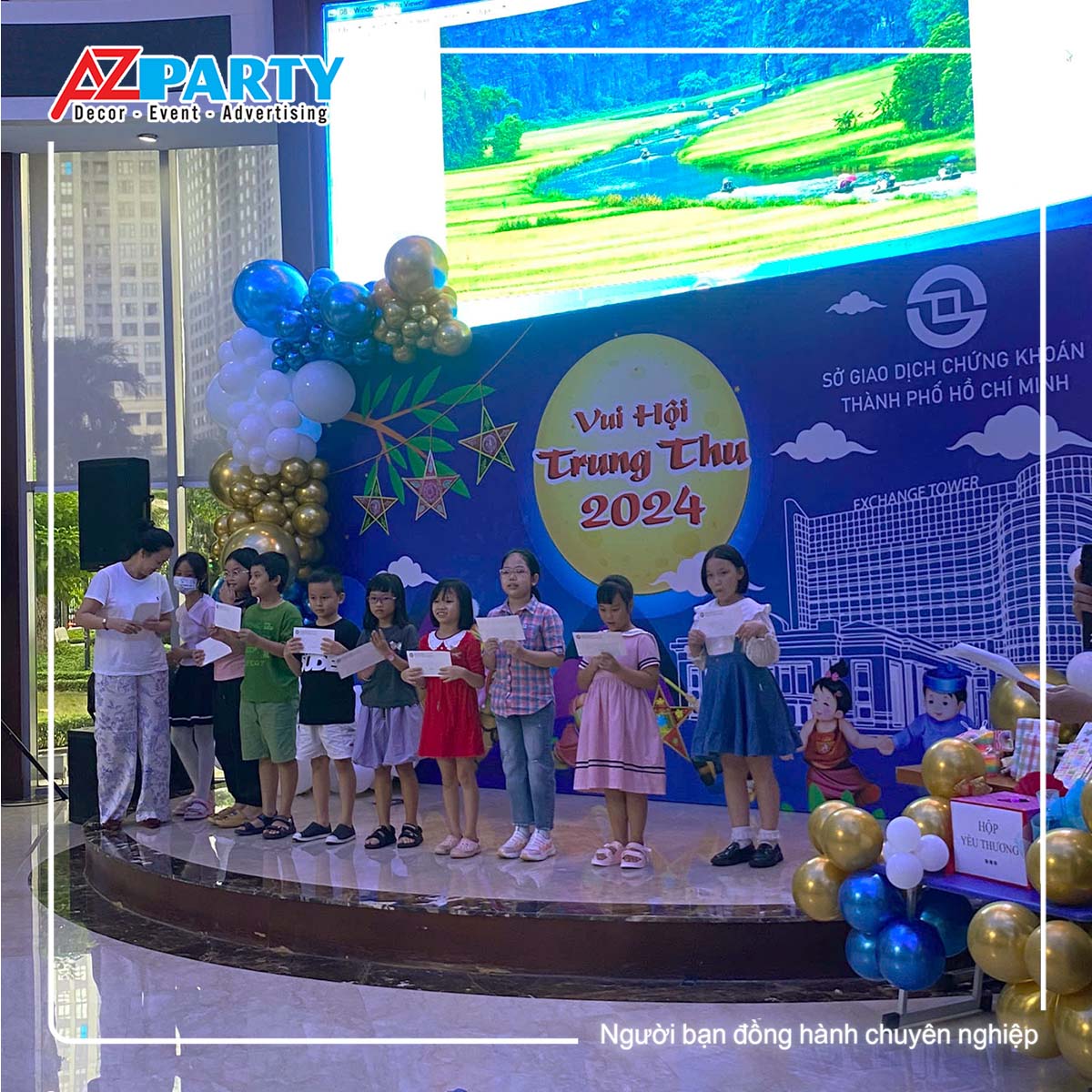 các em bé được khen thưởng