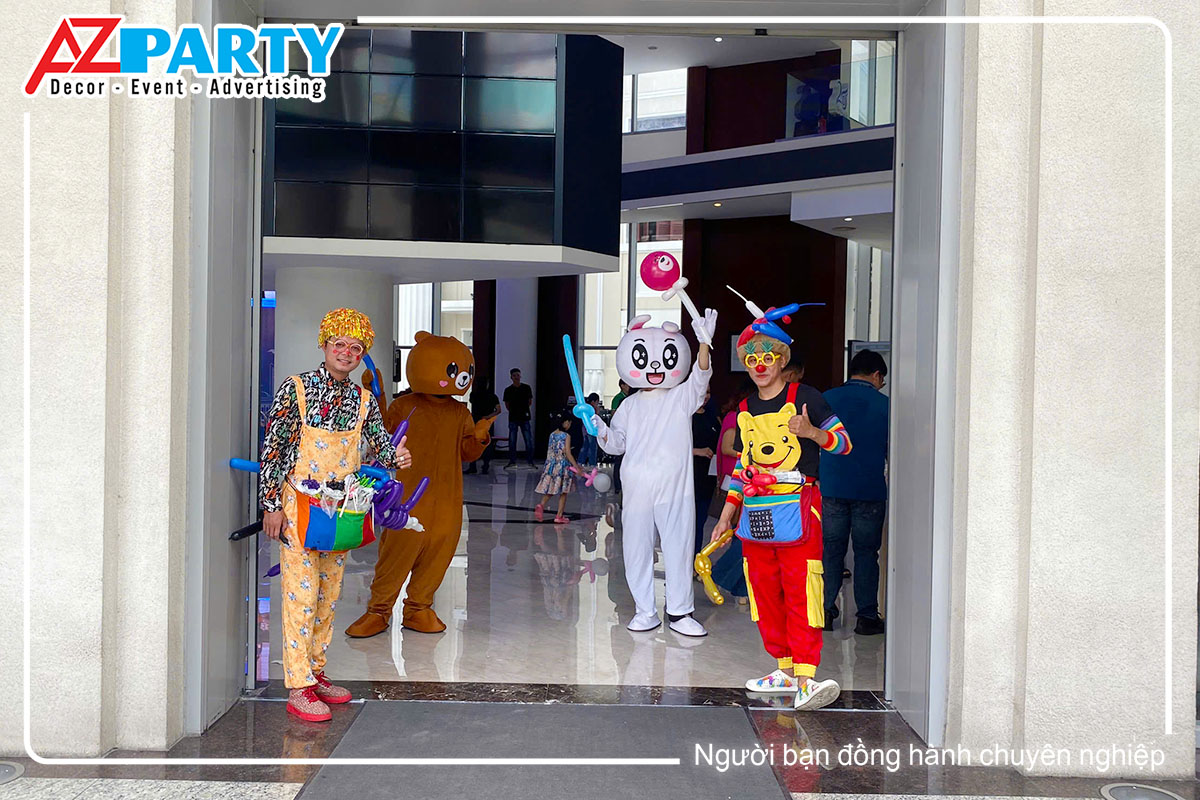 Gấu nâu, thỏ trắng và chú hề làm bong bóng đứng trước cửa đón khách