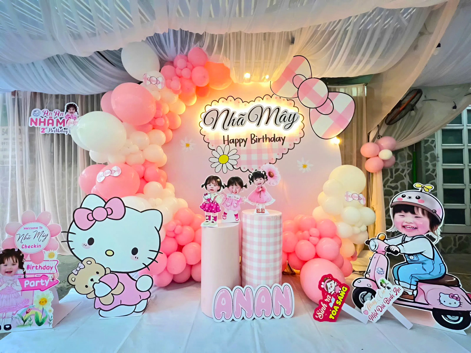 mẫu backdrop sinh nhật hello kitty màu tone màu hồng với các hình chi bi dễ thương