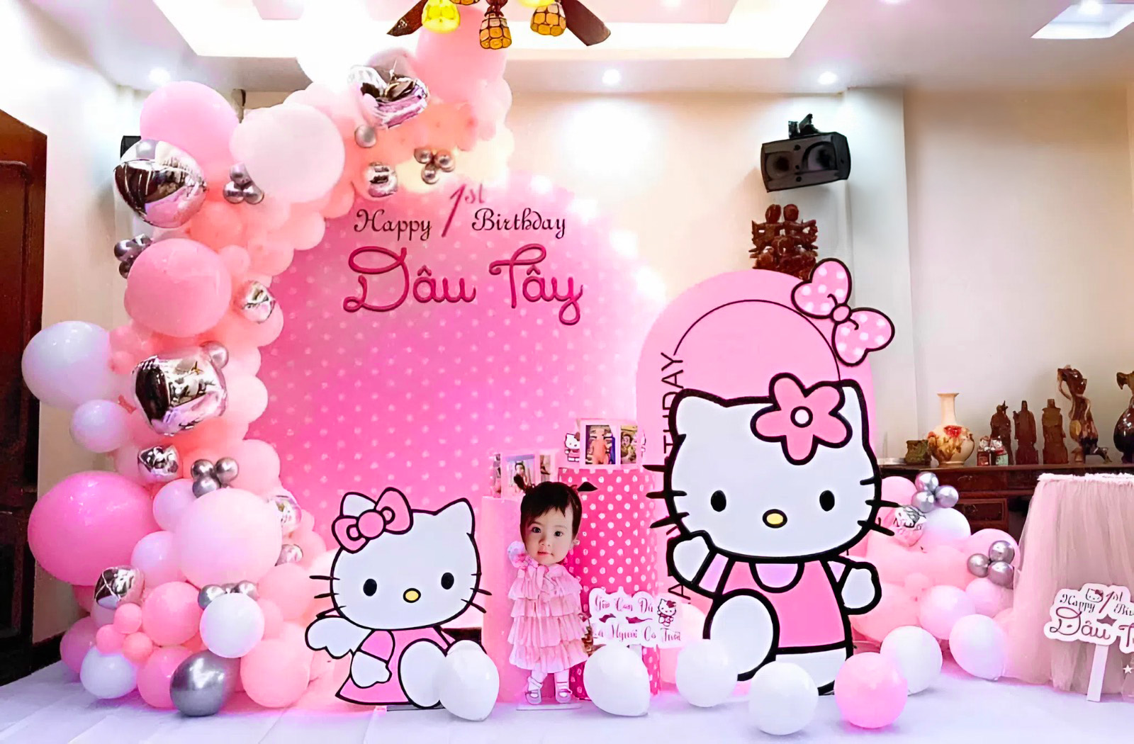 mâu sinh nhật hello kitty tone màu tím đậm, nổi bật với 2 chú mèo hello kitty cùng hình chi bi dễ thương của bé