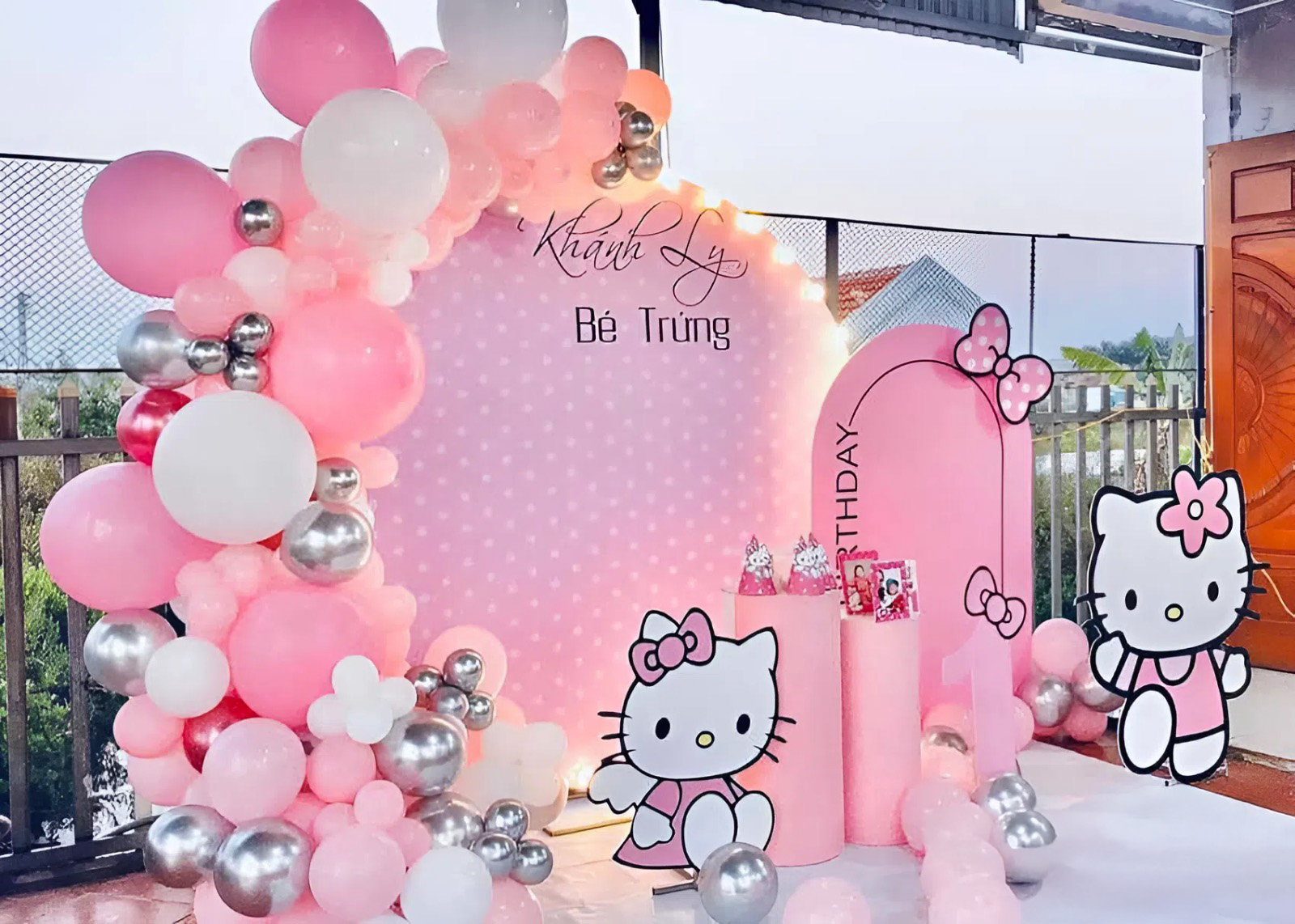 mẫu sinh nhật hello kitty tone hồng với 2 chú mèo dễ thương