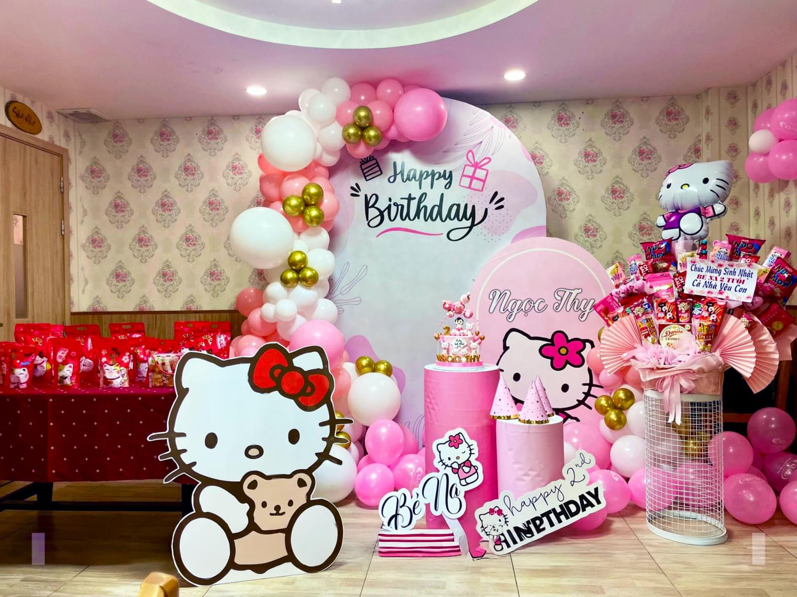 mẫu hello kitty trang trí trong nhà, với các bục tròn đặt ở trước