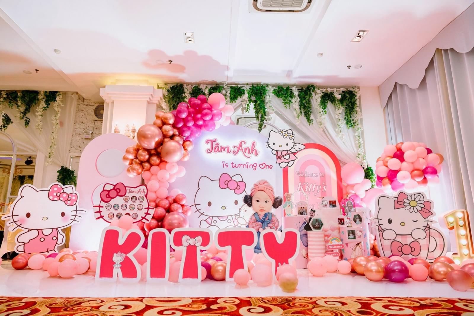 trang trí sinh nhật tone màu hồng hello kitty trong sảnh nhà hàng