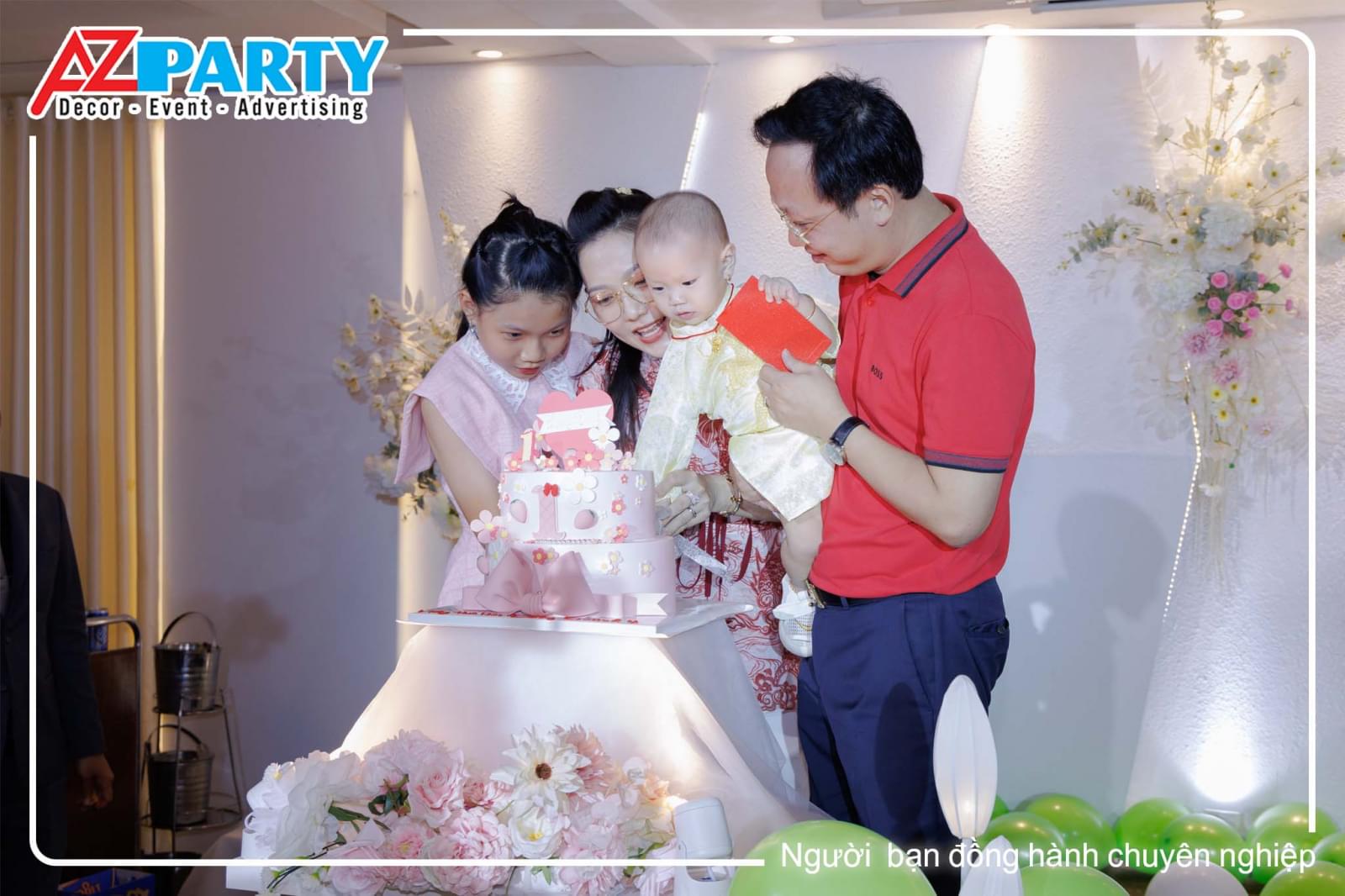 Ba mẹ cùng bé thổi nến sinh nhật 