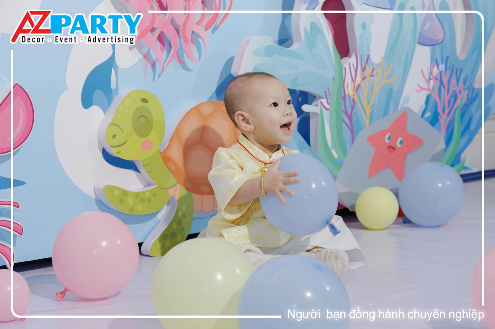 Bé chụp ảnh trong tiệc sinh nhật 