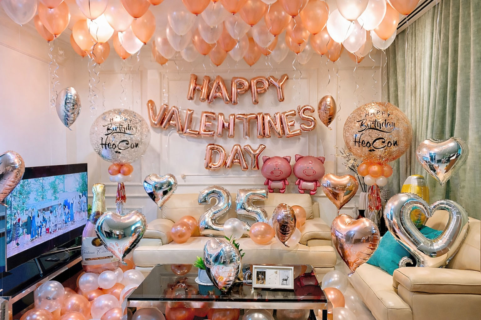 Trang trí Valentine phòng khách với bong bóng hồng cam, chữ Happy Valentine’s Day và bóng trái tim.