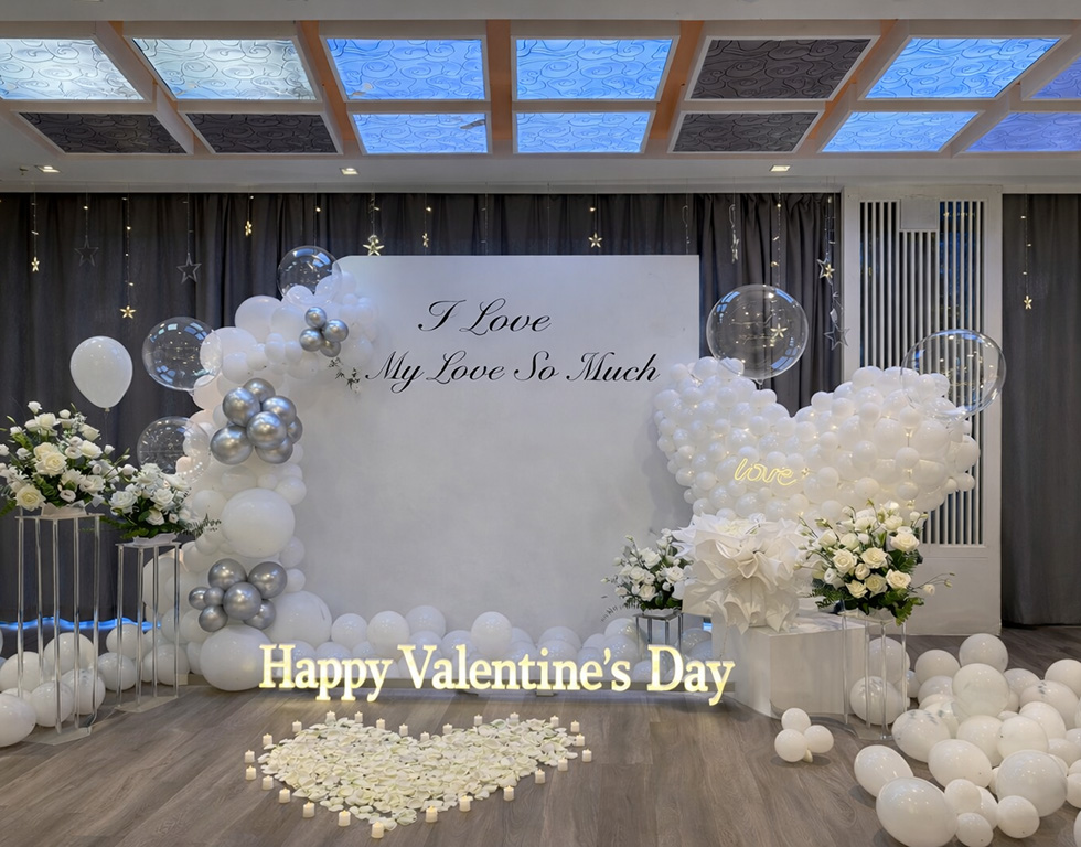 Trang trí valentine tone trắng, xám sang trọng