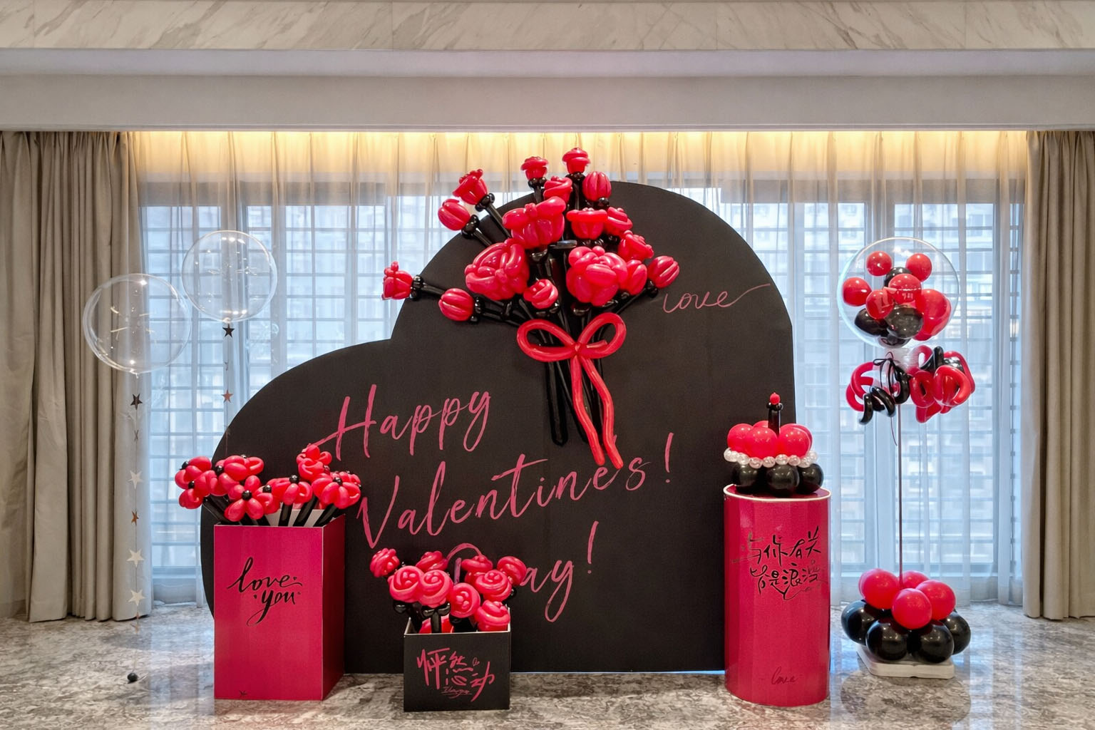 Trang trí Valentine với backdrop tone đỏ đen sang trọng