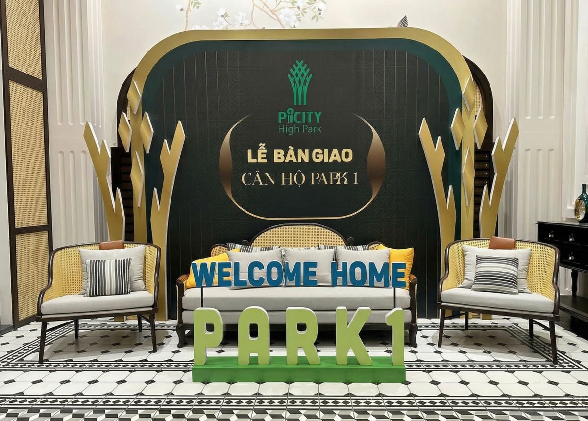 Toàn cảnh booth sự kiện tại lễ bàn giao căn hộc ủa Picity High Park, booth sử dụng tone màu đen và vàng nổi bật