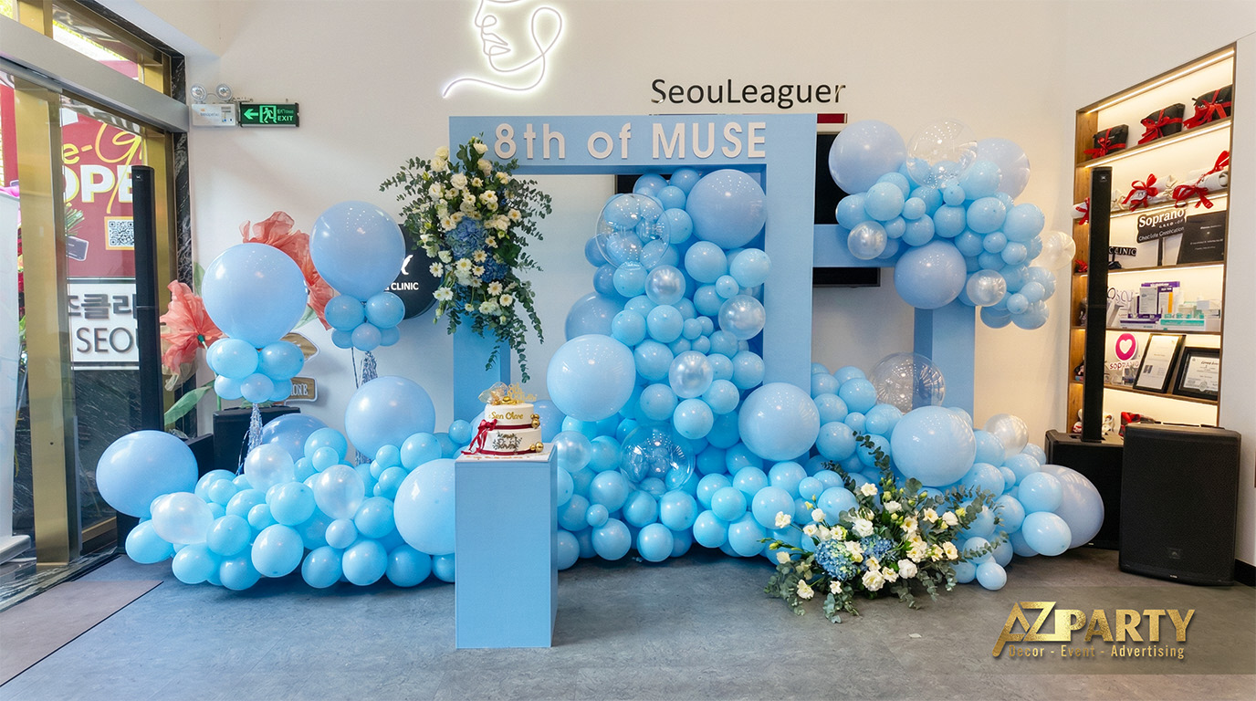 Booth check in kỷ niệm 8 năm thành lập thương hiệu Muse, tone màu xanh pastel, booth sử dụng chất liệu formex, bóng bay và hoa tươi