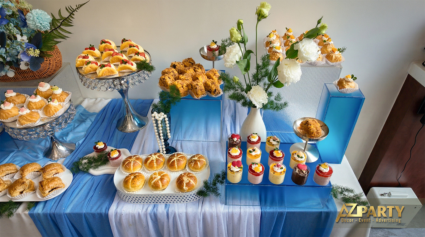 bánh nướng, trái cây, bánh kem... trên bàn teabreak trong sự kiện 8 năm kỷ niệm thành lập Muse