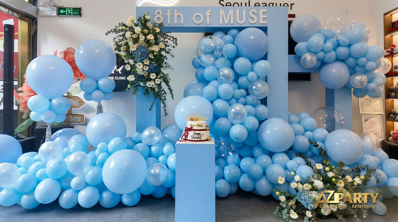 cận cảnh bánh sinh nhật và booth kỷ niệm của Muse