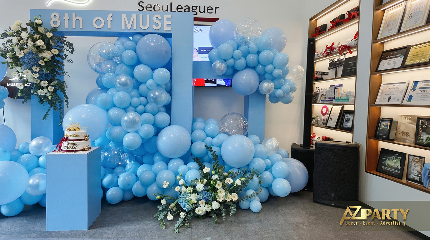 bóng bay và hoa tươi tại booth của Muse
