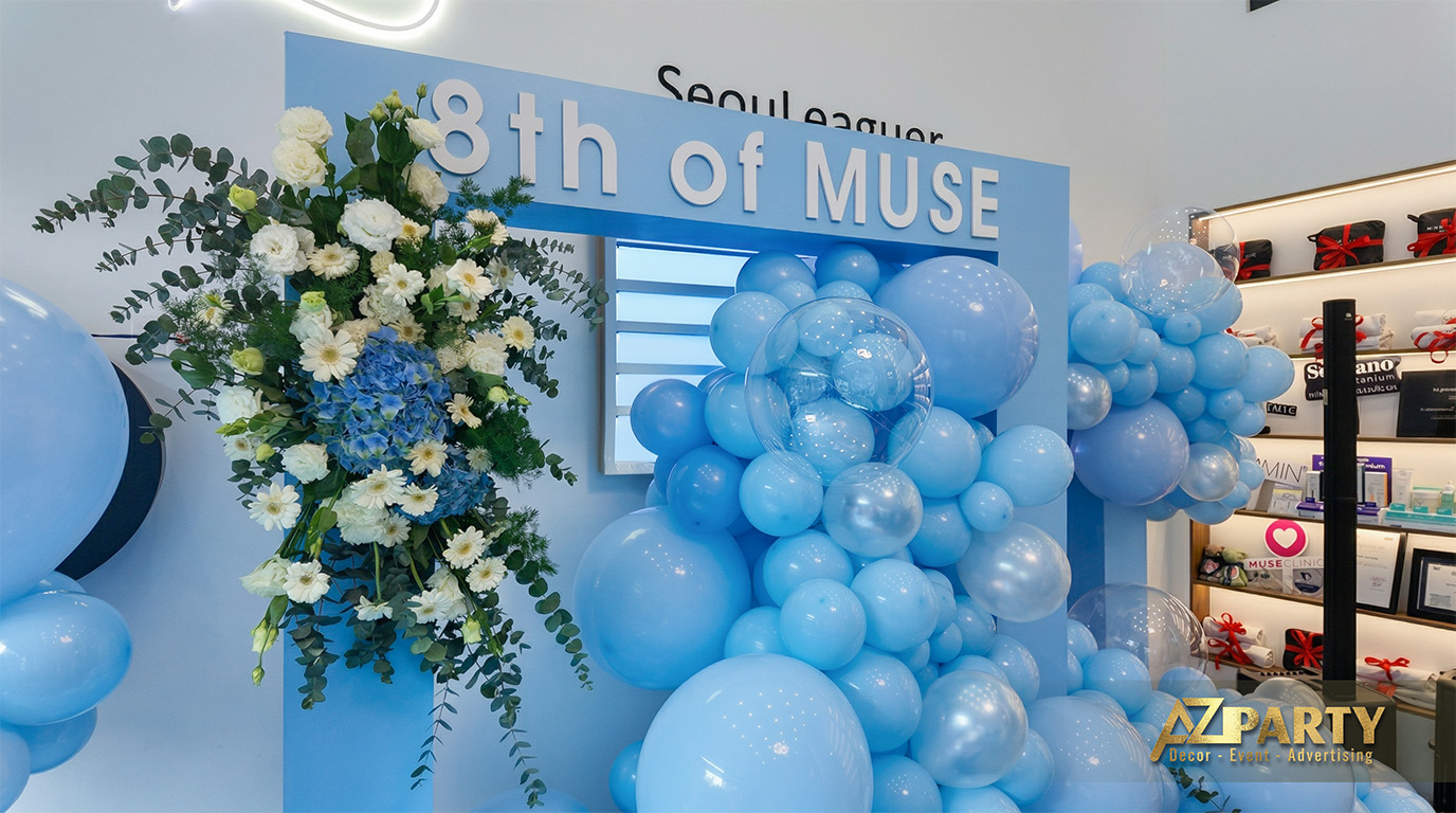 Vòm booth có chữ 8th of Muse, bên dưới là hoa tươi