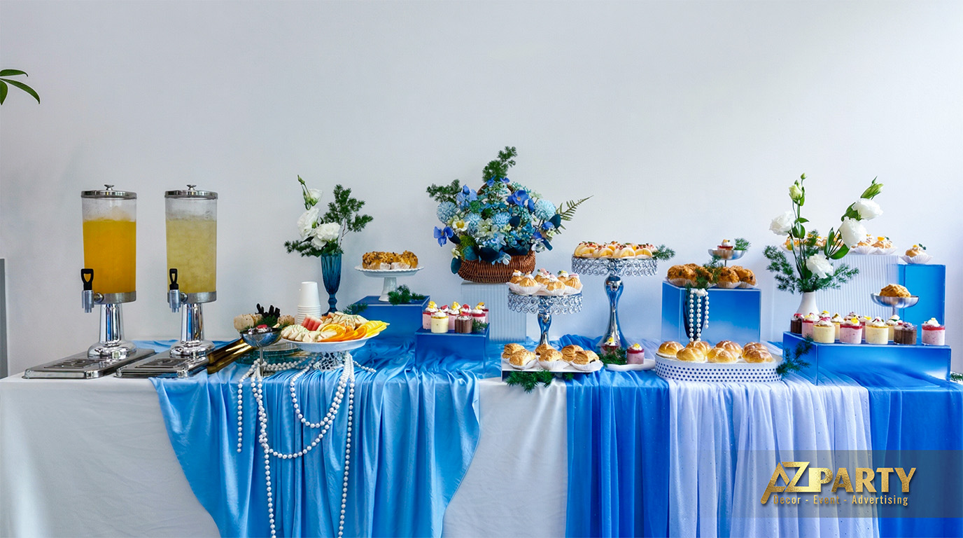 bàn teabreak tại buổi tiệc, decor theo tone màu xanh dương
