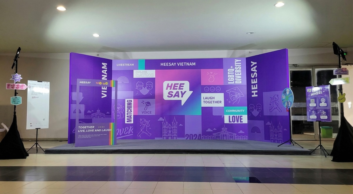 Booth check in Heesay Việt Nam được thiết kế theo tone màu tím chủ đạo hình chữ u