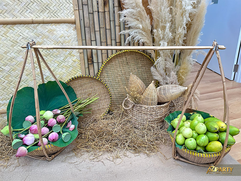 đòn gánh có trái cây, bong hoa sen... đặt tại 1 góc bên phải của booth 