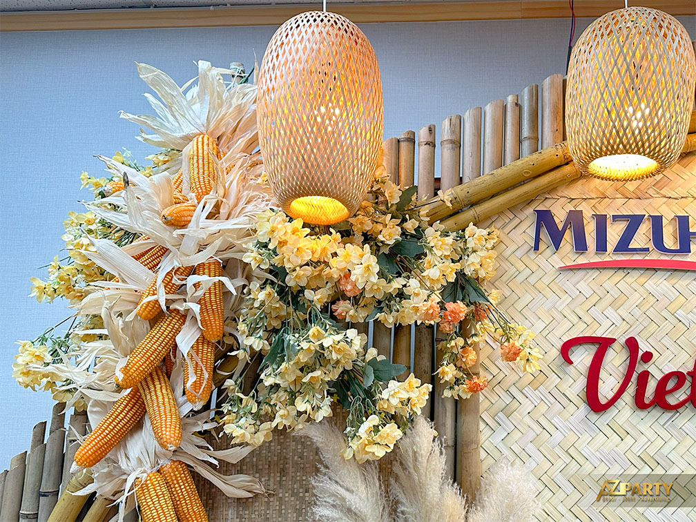 chi tiết hoa và bắp ngô trang trí tại booth