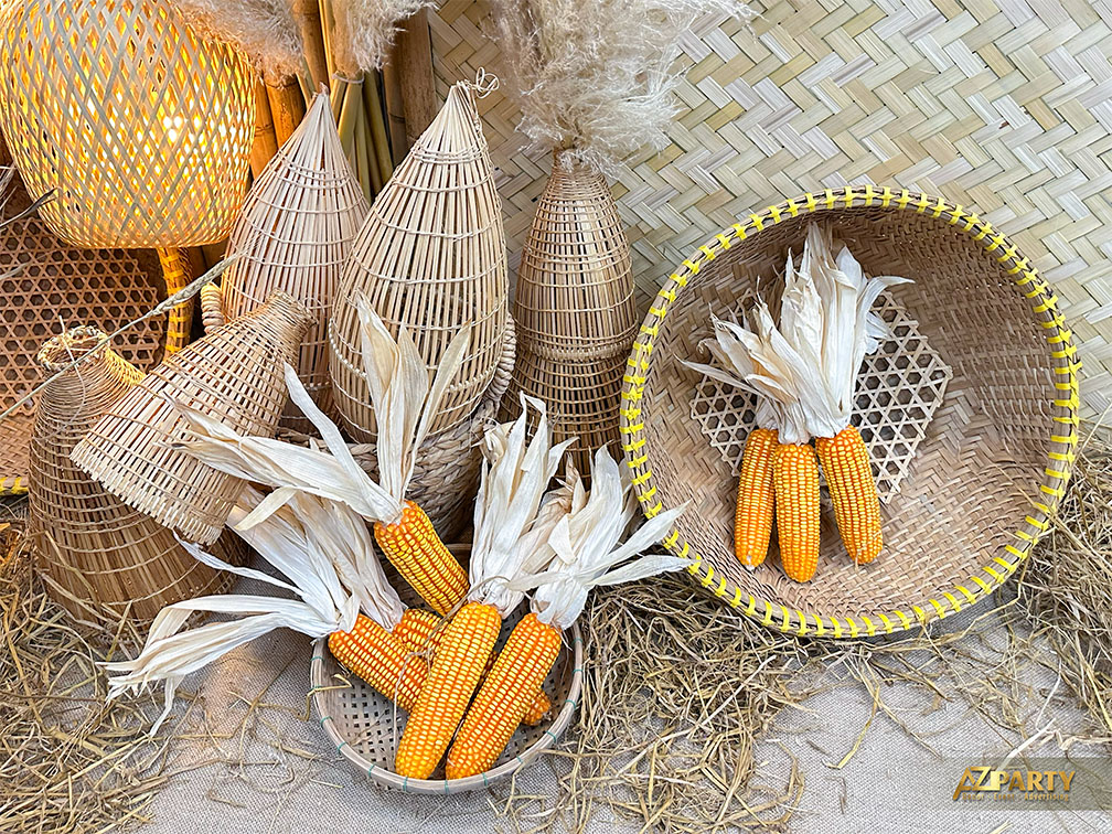 các sản phẩm của người nông dân như đó, thúng, bắng ngô... đặt tại booth của Mizuho