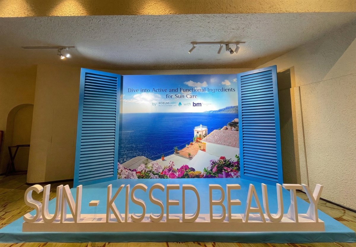 Booth check in Sun Kissed Beauty, lấy cảm hứng từ khung cửa sổ hướng ra biển 