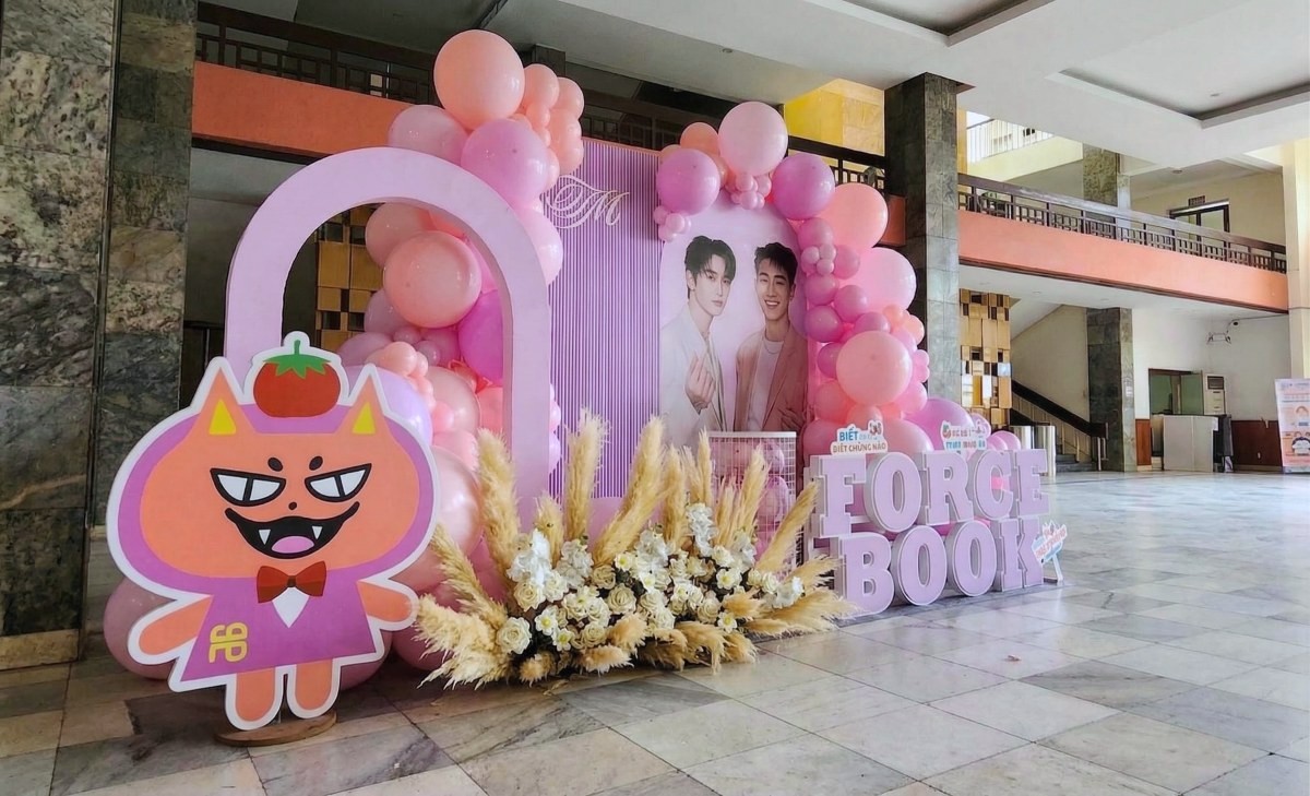 Góc chụp bên trái của booth, thấy rõ hình chi bi tiểu yêu cà chua ngộ nghĩnh