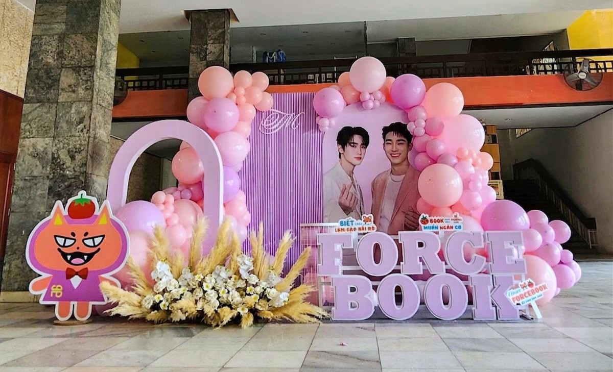 Booth fanmeeting Force Book được thiết kế với màu hồng tím pastel kết hợp khoa tươi