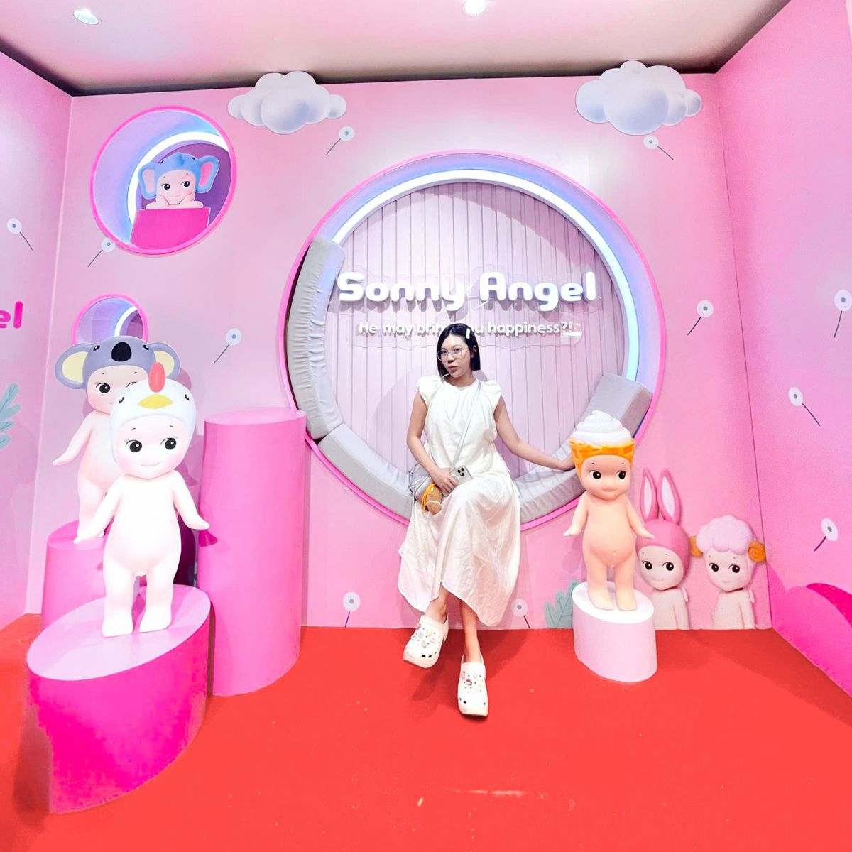 1 khách nữ khác check in tại booth thương hiệu Sony Angle