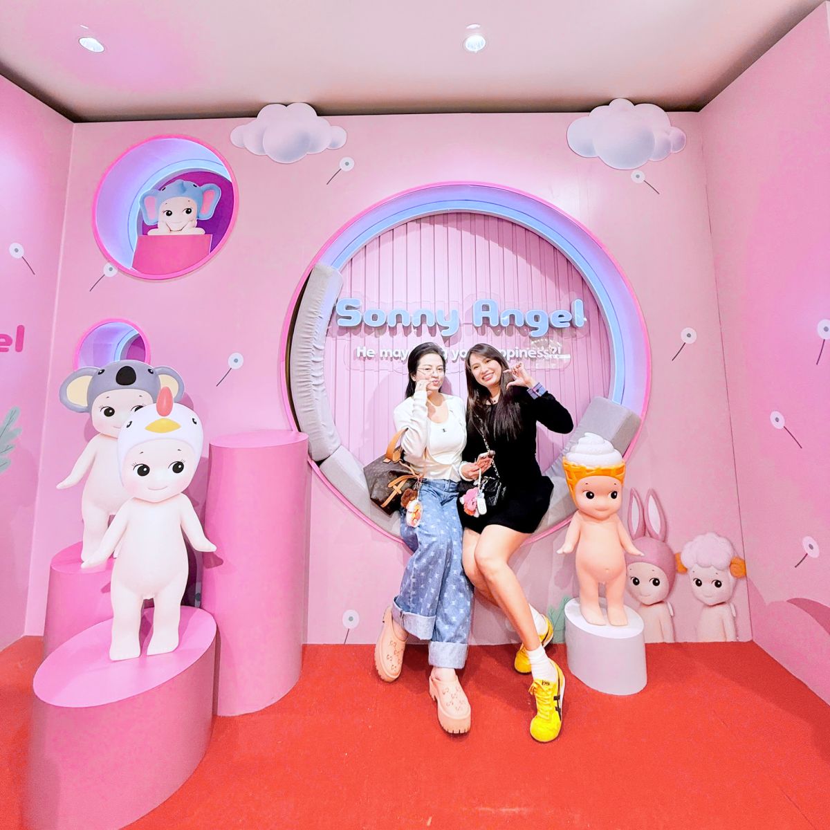 2 khách tham quan nữ check in tại booth của Sony Angle