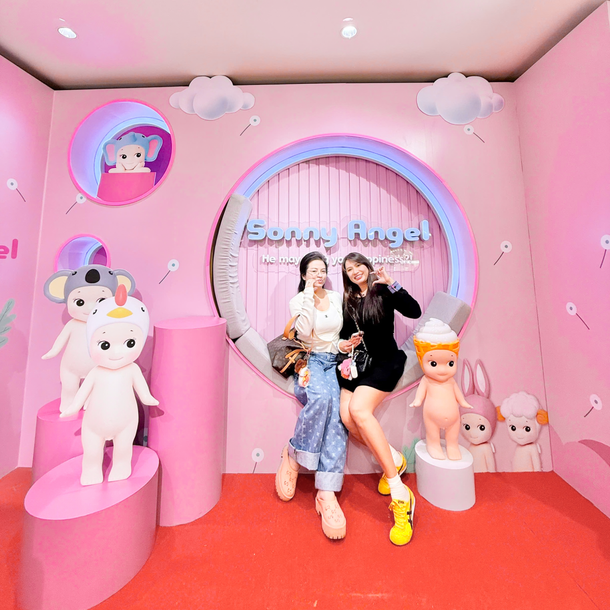 Khách checkin tại booth