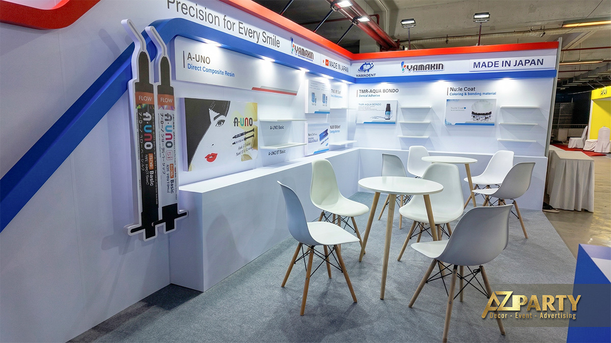 không gian lối đi, khu vực tiếp khách và kệ trưng bày tại booth Yamadent