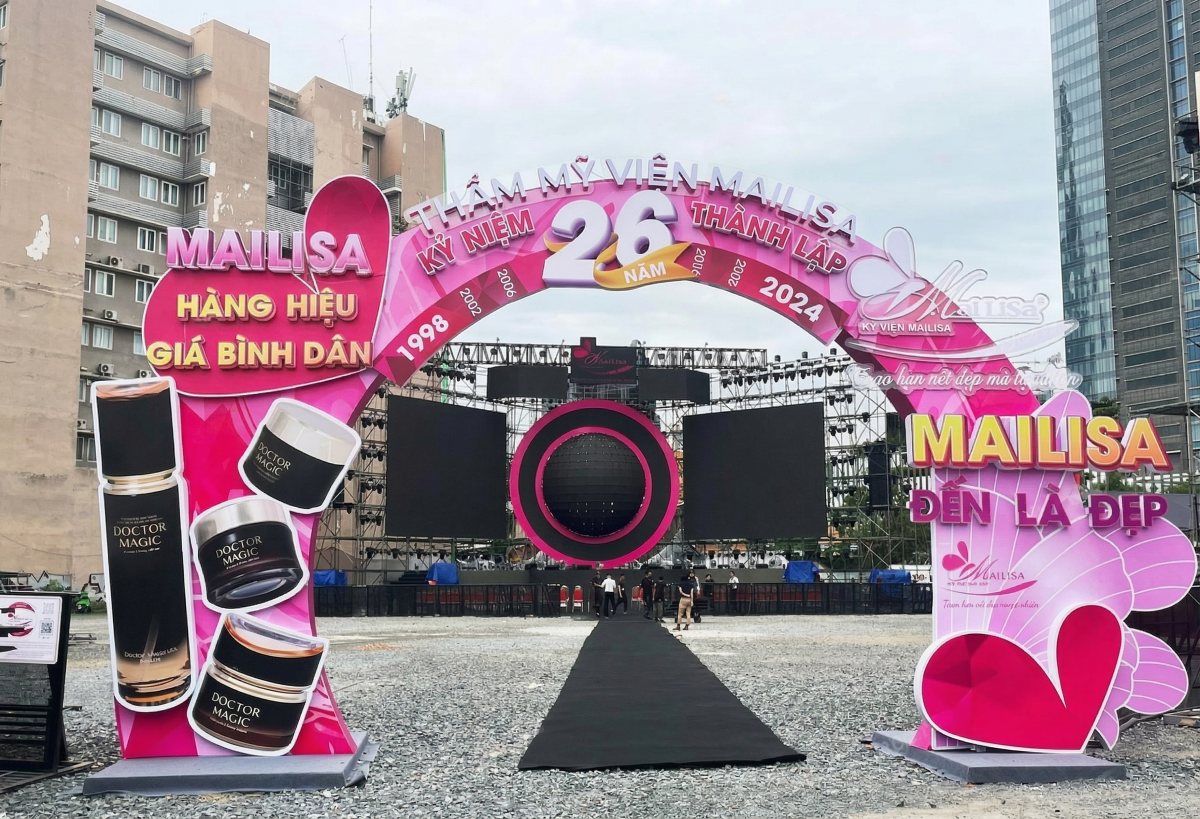 Cổng chào kỷ niệm 26 năm thành lập của Mailisa, trên cổng có các sản phẩm mỹ phẩm cùng câu slogan Mailisa - Hàng hiệu giá bình dân