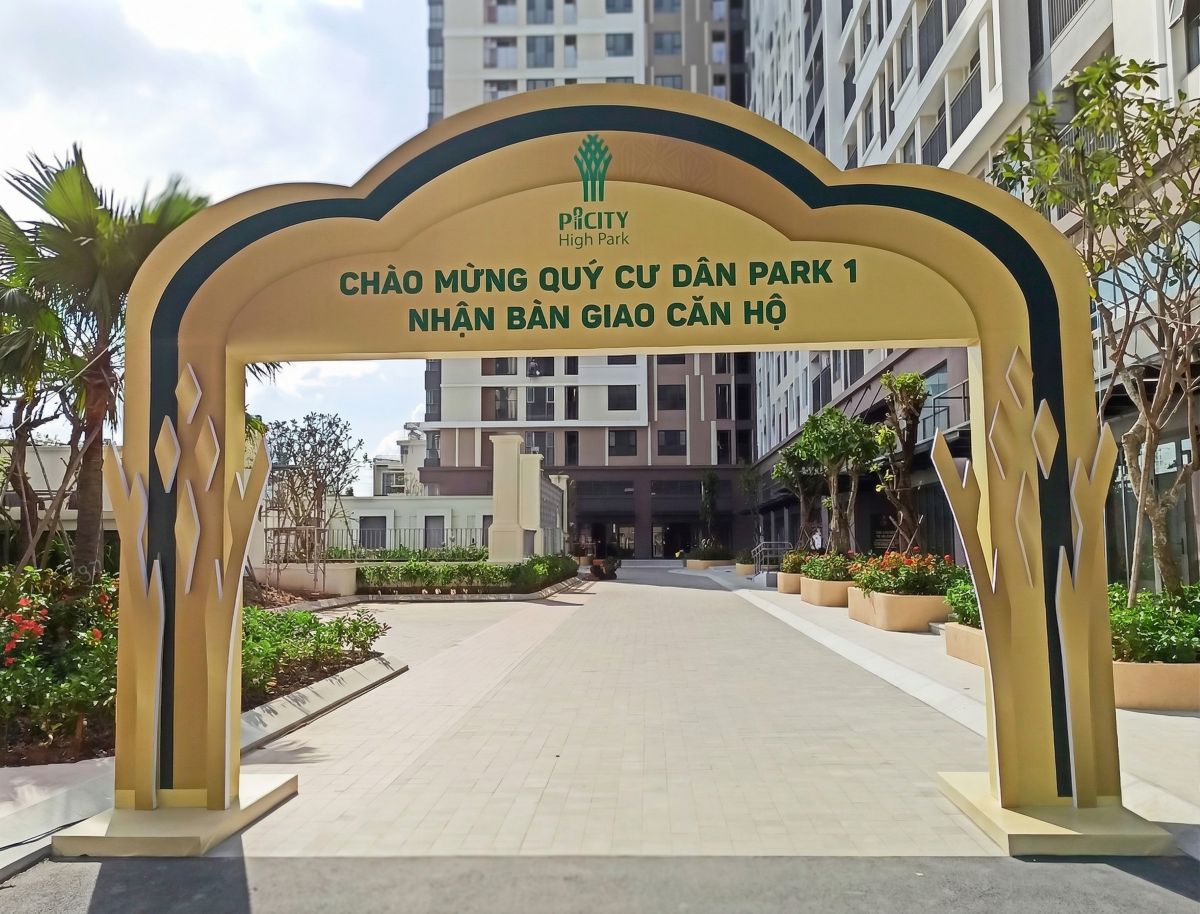 cổng chào đặt trước chung cư park 1 đón cư dân nhận nhà mới tại picity
