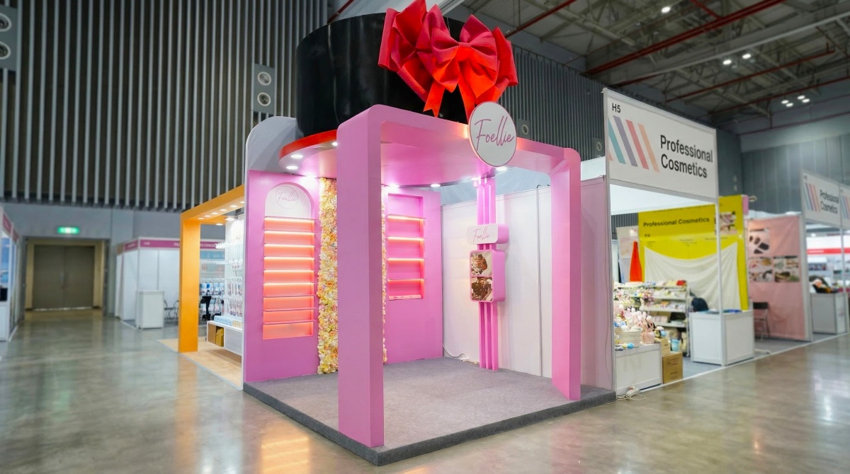 Toàn cảnh gian hàng Foellie với tone màu hồng chủ đạo tại triển lãm Vietbaby Fair