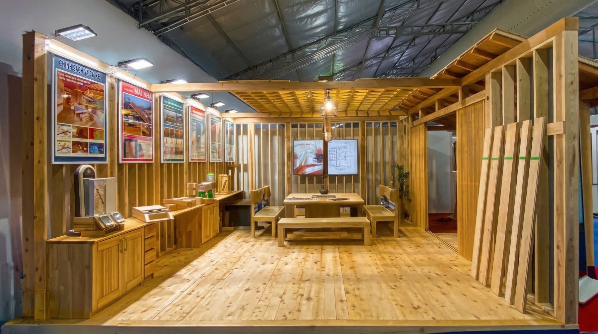 toàn cảnh bên trong gian hàng gỗ của thương hiệu Watahan