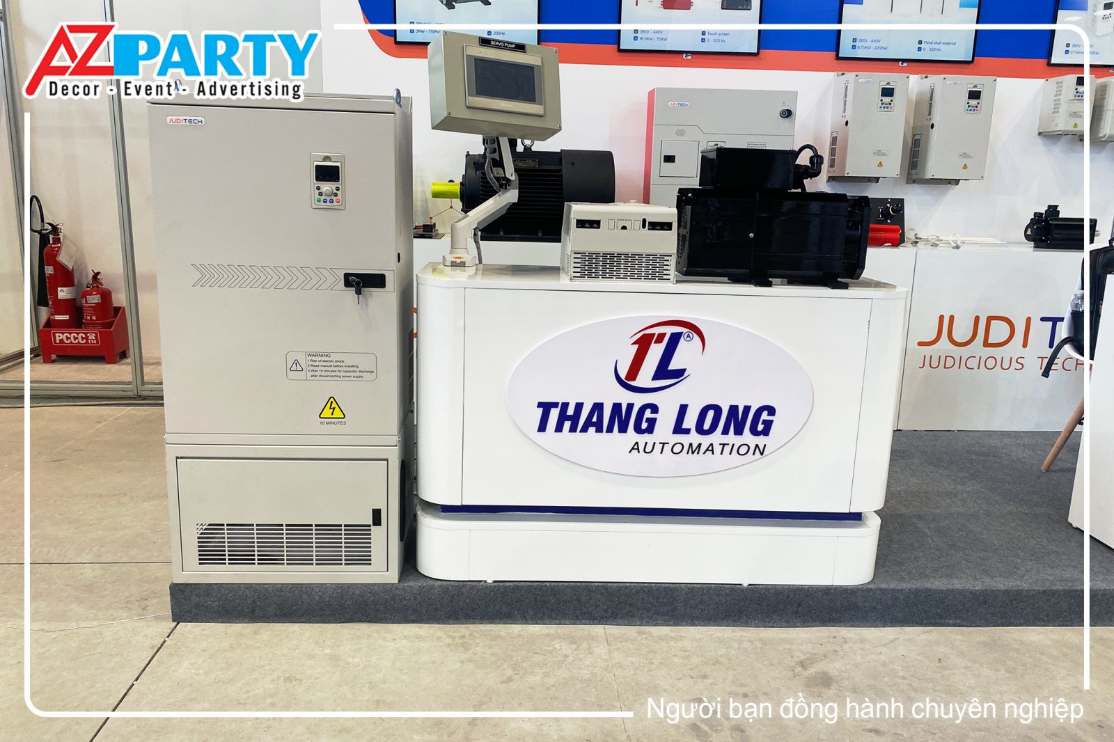 bàn trưng bày sản phẩm có logo thương hiệu nổi bật