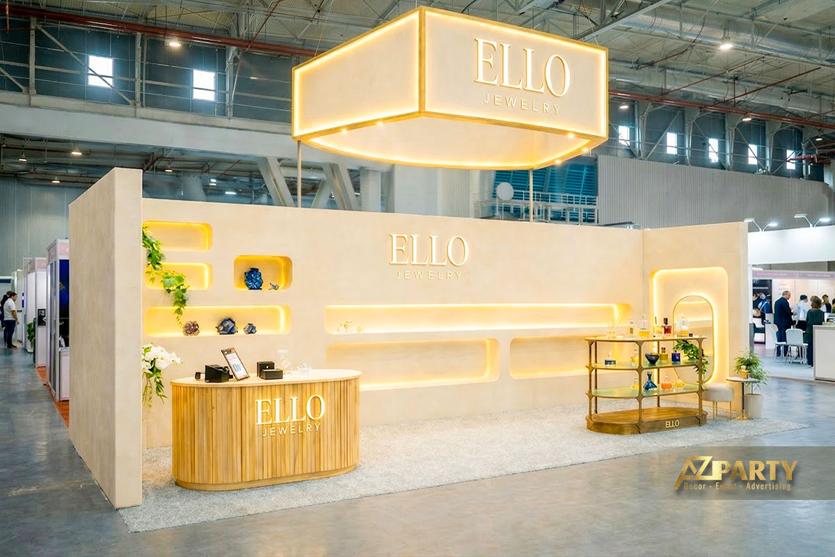 Gian hàng triển lãm mỹ phẩm có thiết kế mở, tone màu kem sang trọng, ánh sáng LED vàng nổi bật 