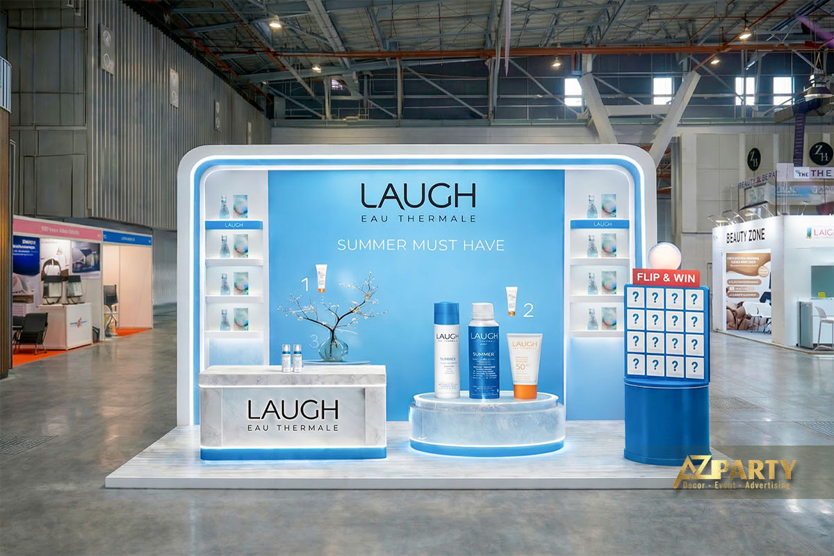 Gian hàng mỹ phẩm có thiết kế hiện đại, tối giản được bố trí kệ trưng bày sản phẩm, mô hình sản phẩm khổng lồ ấn tượng